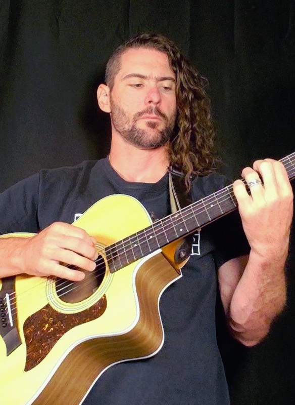 Professional guitarist Derrick offering free online guitar course with one-on-one lessons available